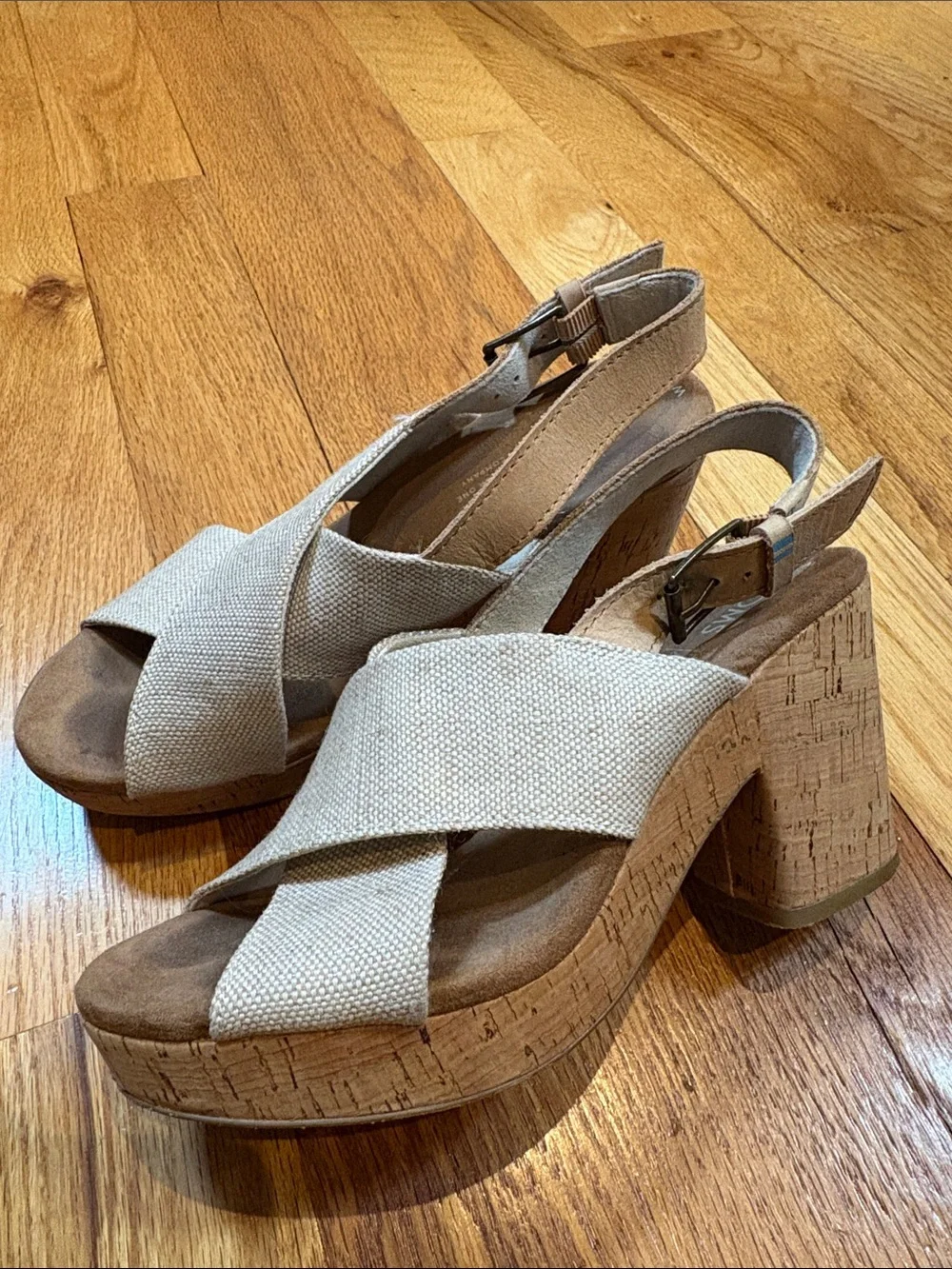 • Toms •